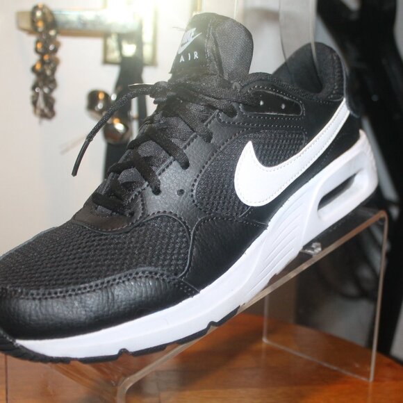 Nike Women's Black and White Athletic Shoes. - Picture 6 of 8